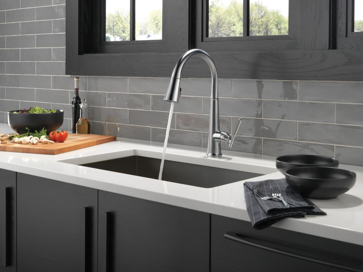 DELTA Emmeline Single Handle Pull-Down Kitchen Faucet — Lumicoat® Arctic Stainless