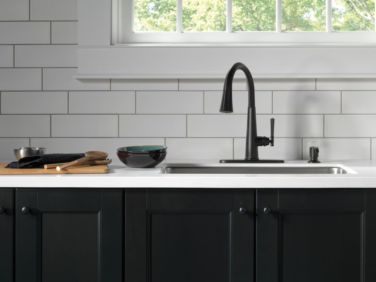 DELTA Emmeline Single Handle Pull-Down Kitchen Faucet — Matte Black