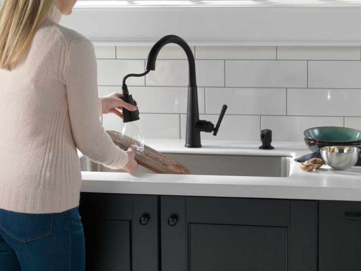 DELTA Emmeline Single Handle Pull-Down Kitchen Faucet — Matte Black