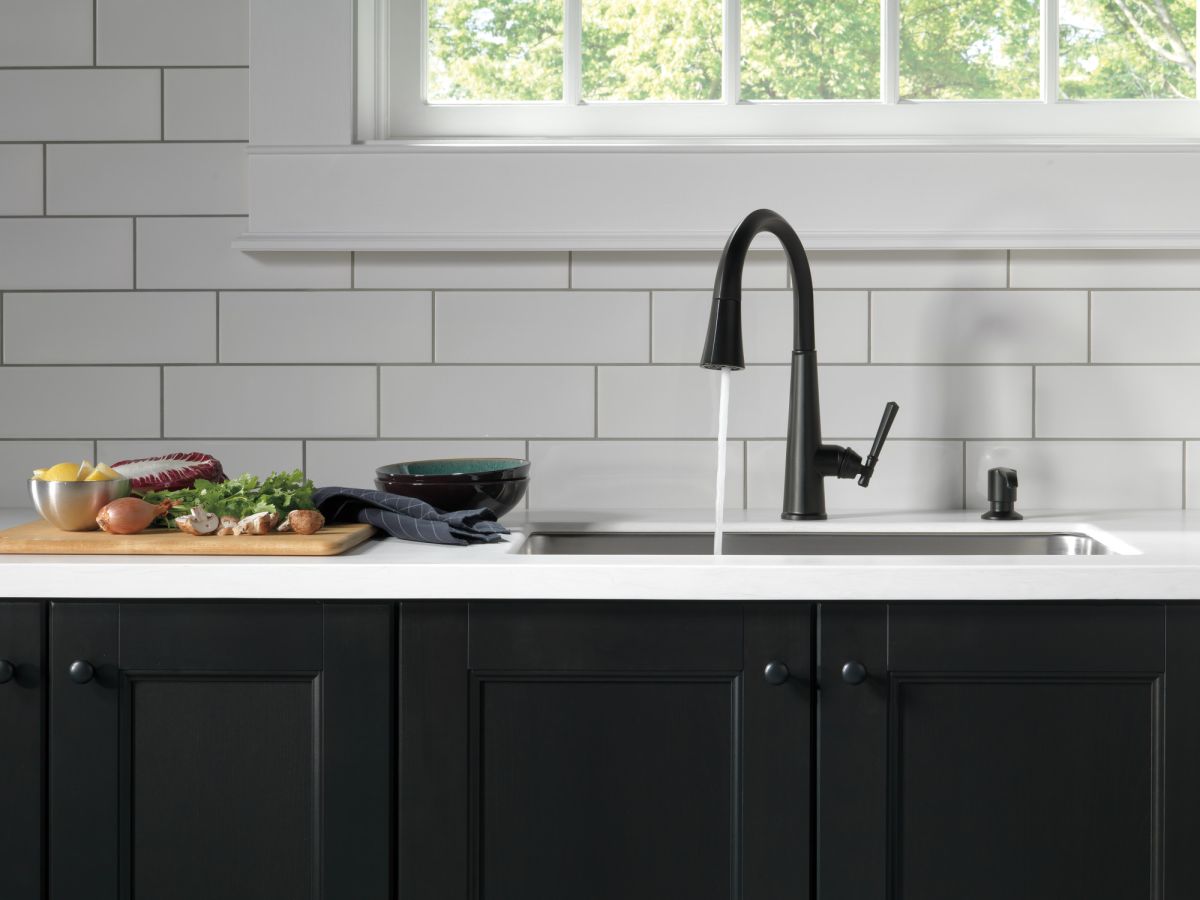 DELTA Emmeline Single Handle Pull-Down Kitchen Faucet — Matte Black