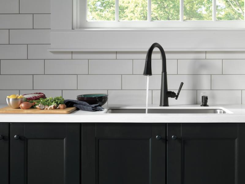 DELTA Emmeline Single Handle Pull-Down Kitchen Faucet — Matte Black