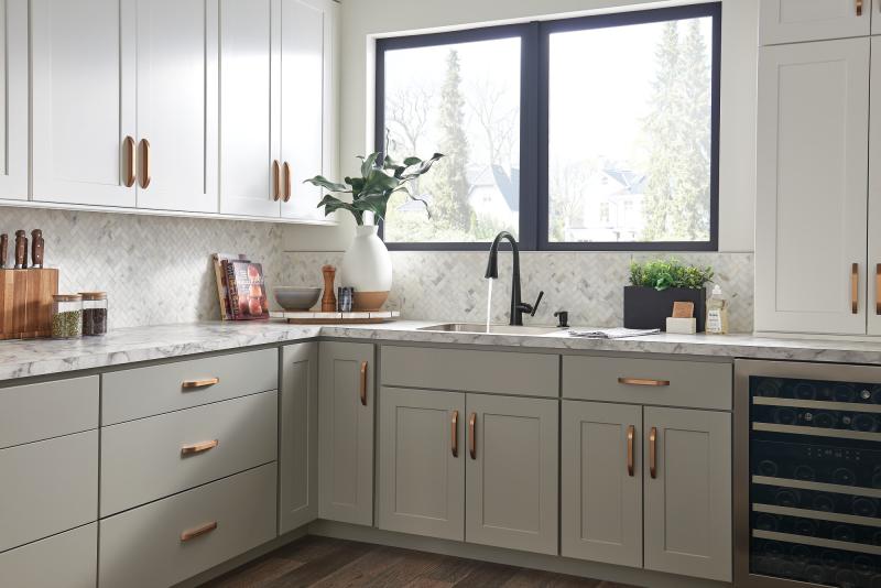 DELTA Emmeline Single Handle Pull-Down Kitchen Faucet — Matte Black