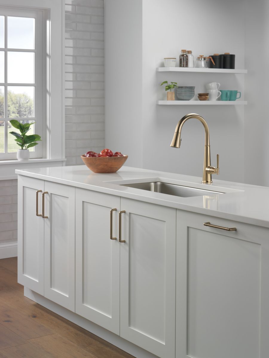 DELTA Emmeline Single Handle Pull-Down Kitchen Faucet — Lumicoat® Champagne Bronze