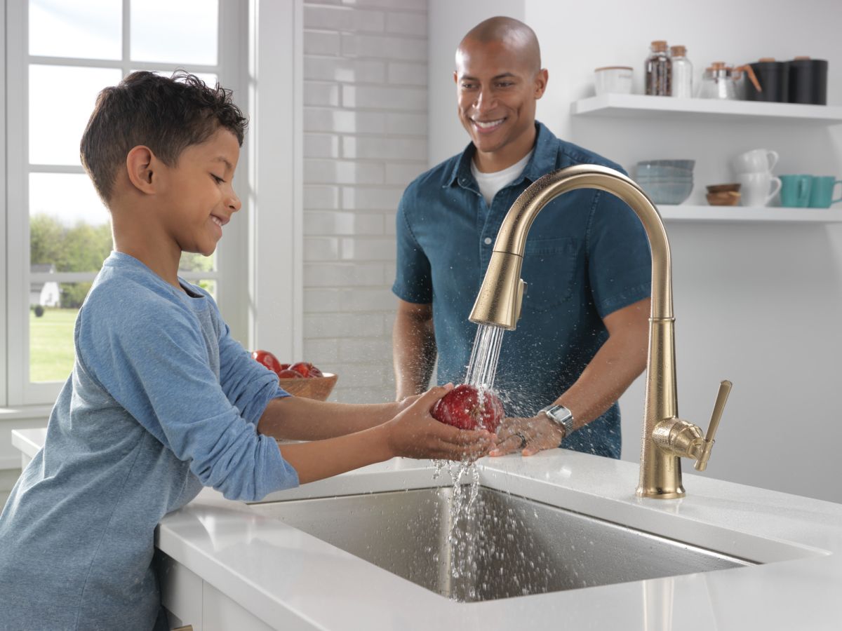 DELTA Emmeline Single Handle Pull-Down Kitchen Faucet — Lumicoat® Champagne Bronze