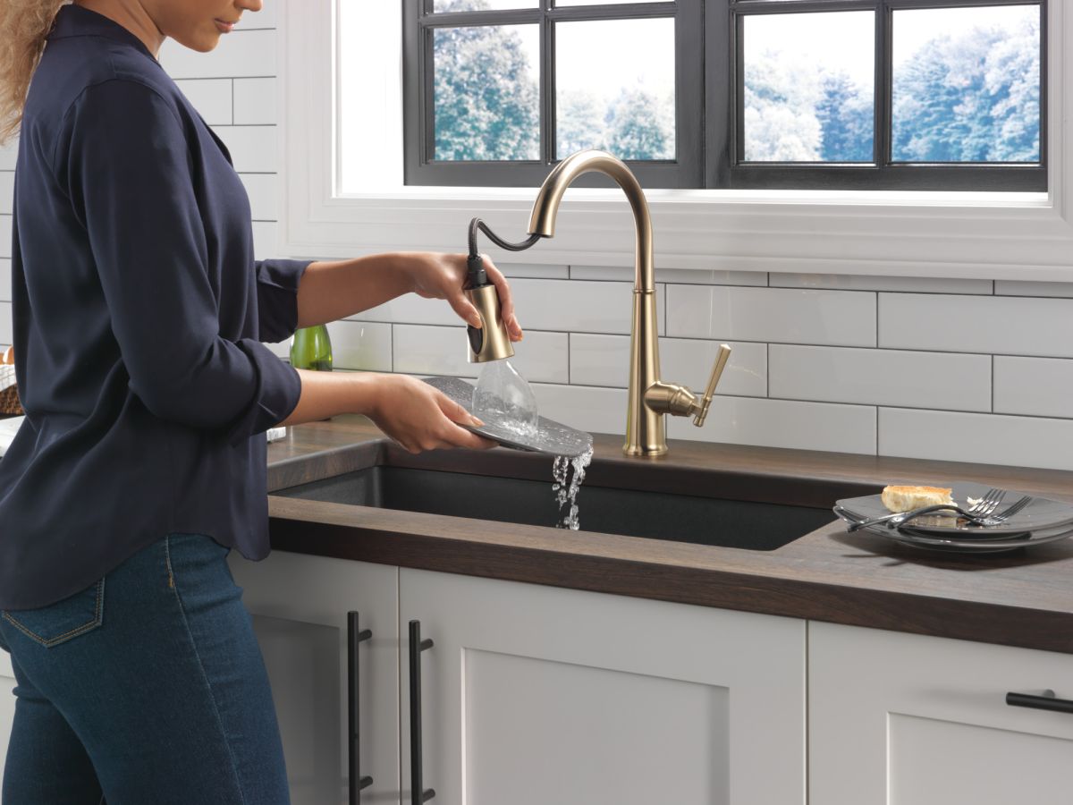 DELTA Emmeline Single Handle Pull-Down Kitchen Faucet — Lumicoat® Champagne Bronze