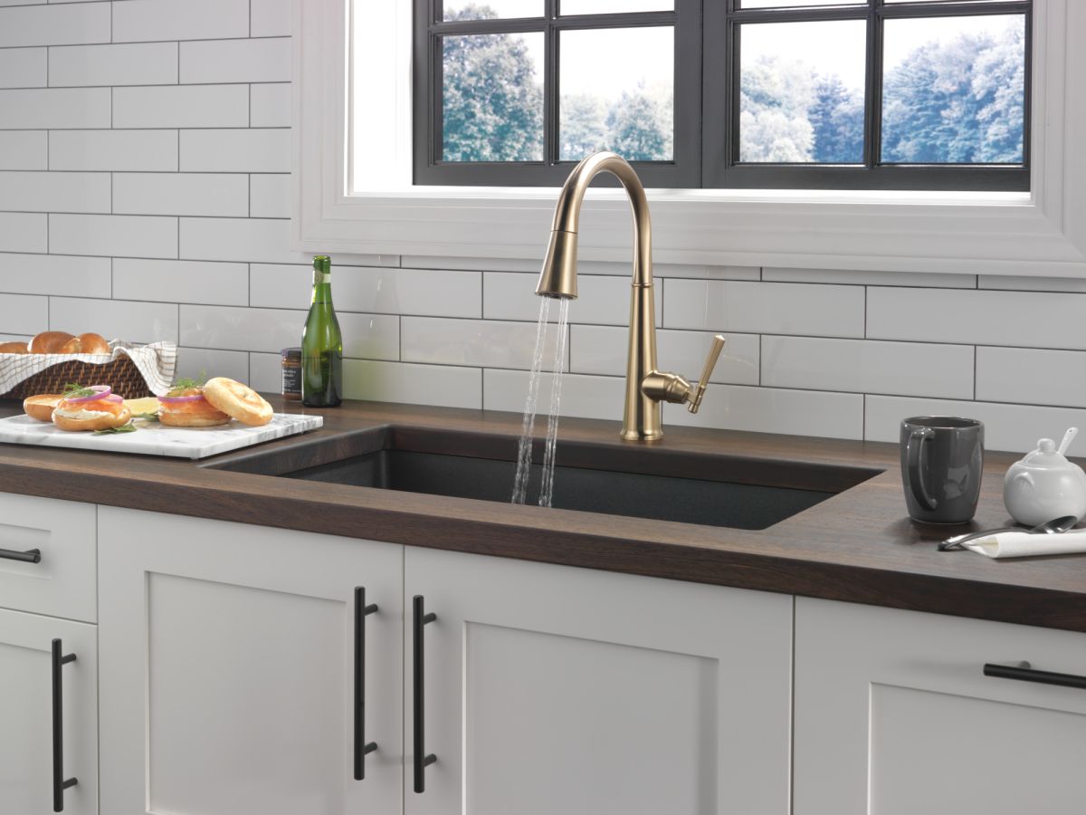 DELTA Emmeline Single Handle Pull-Down Kitchen Faucet — Lumicoat® Champagne Bronze