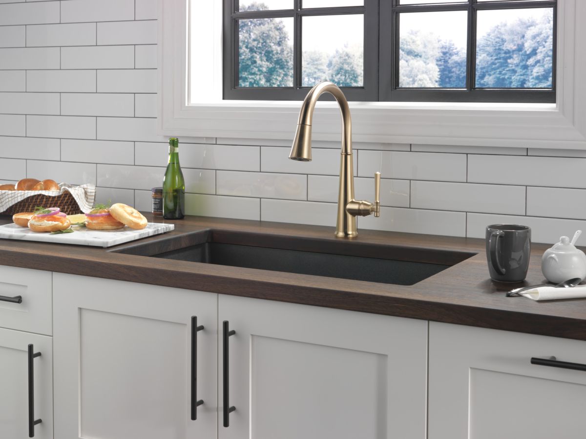 DELTA Emmeline Single Handle Pull-Down Kitchen Faucet — Lumicoat® Champagne Bronze