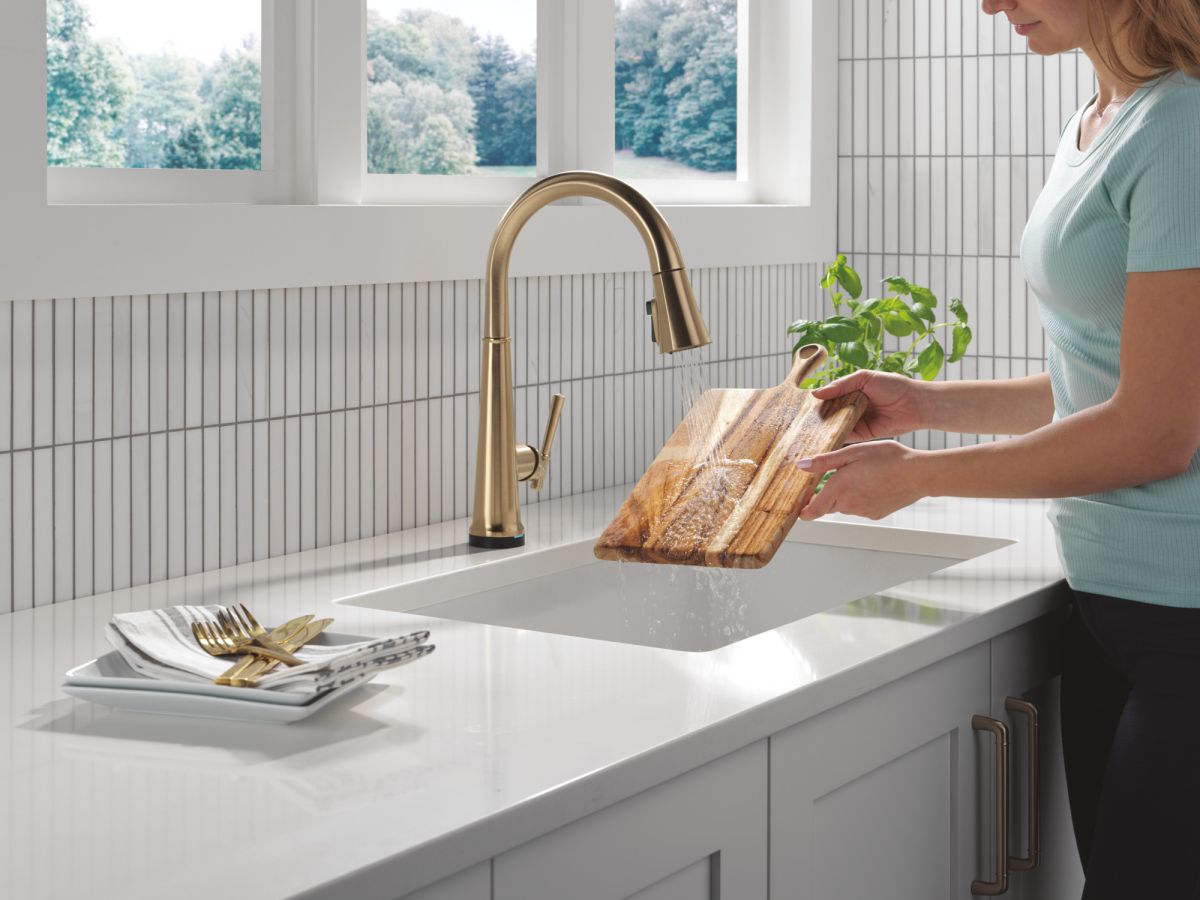 DELTA Emmeline Touch2O Technology Kitchen Faucet with Touchless Technology — Lumicoat® Champagne Bronze