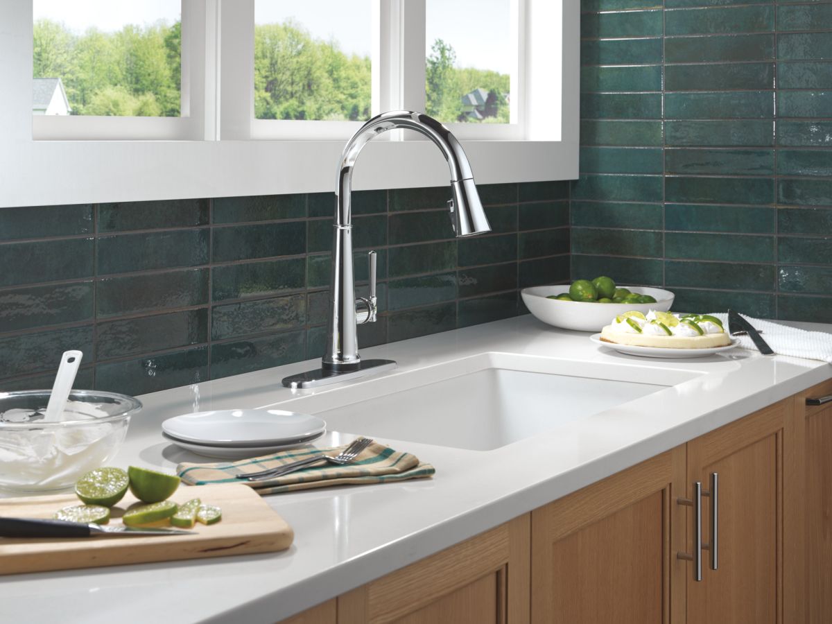 DELTA Emmeline Touch2O Technology Kitchen Faucet with Touchless Technology — Lumicoat® Chrome