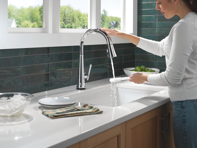 DELTA Emmeline Touch2O Technology Kitchen Faucet with Touchless Technology — Lumicoat® Chrome