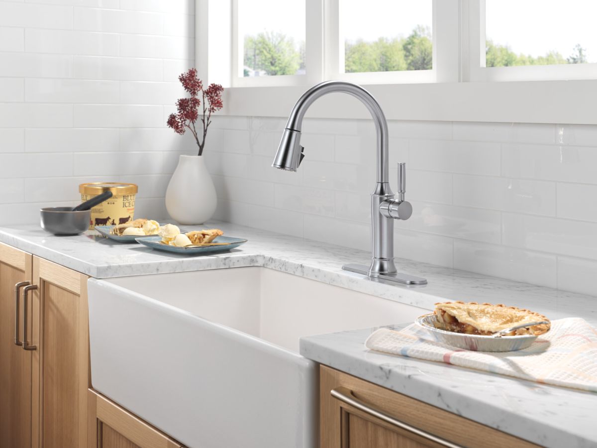 DELTA Renaldi Single Handle Pull-Down Kitchen Faucet — Lumicoat® Arctic Stainless