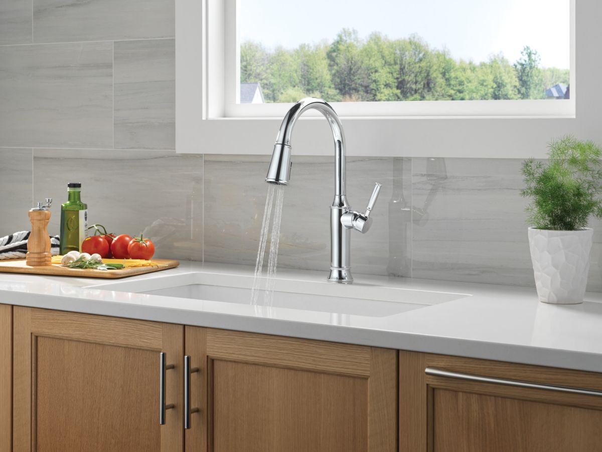 DELTA Renaldi Single Handle Pull-Down Kitchen Faucet — Lumicoat® Chrome