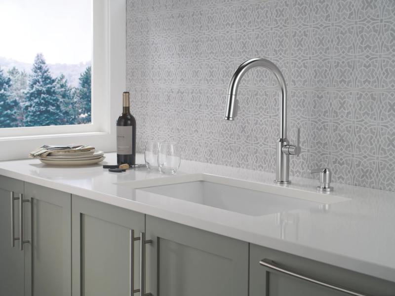 DELTA Cordova Single Handle Pull-Down Kitchen Faucet — Lumicoat® Arctic Stainless