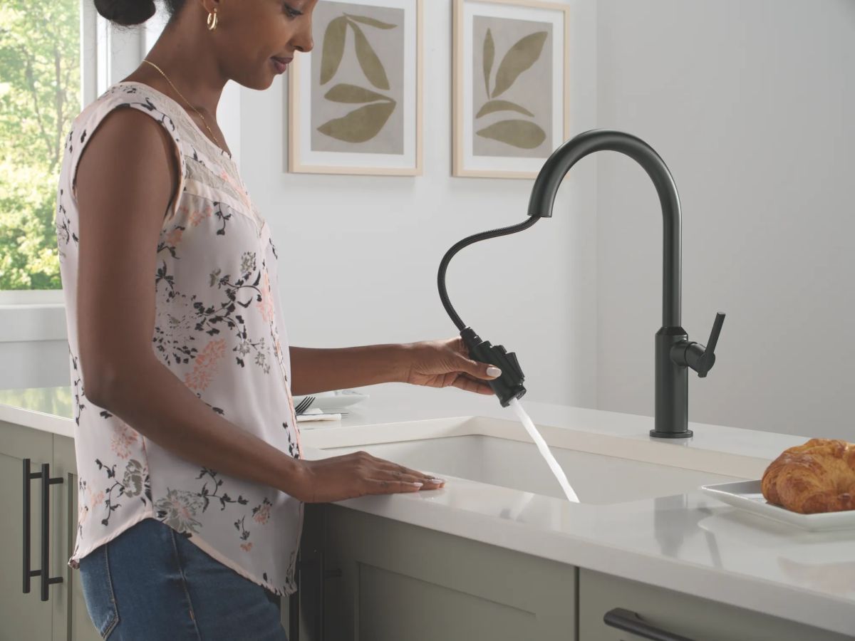 DELTA Cordova Single Handle Pull-Down Kitchen Faucet — Matte Black