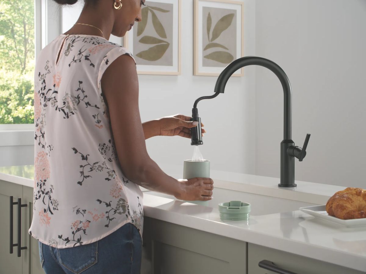 DELTA Cordova Single Handle Pull-Down Kitchen Faucet — Matte Black
