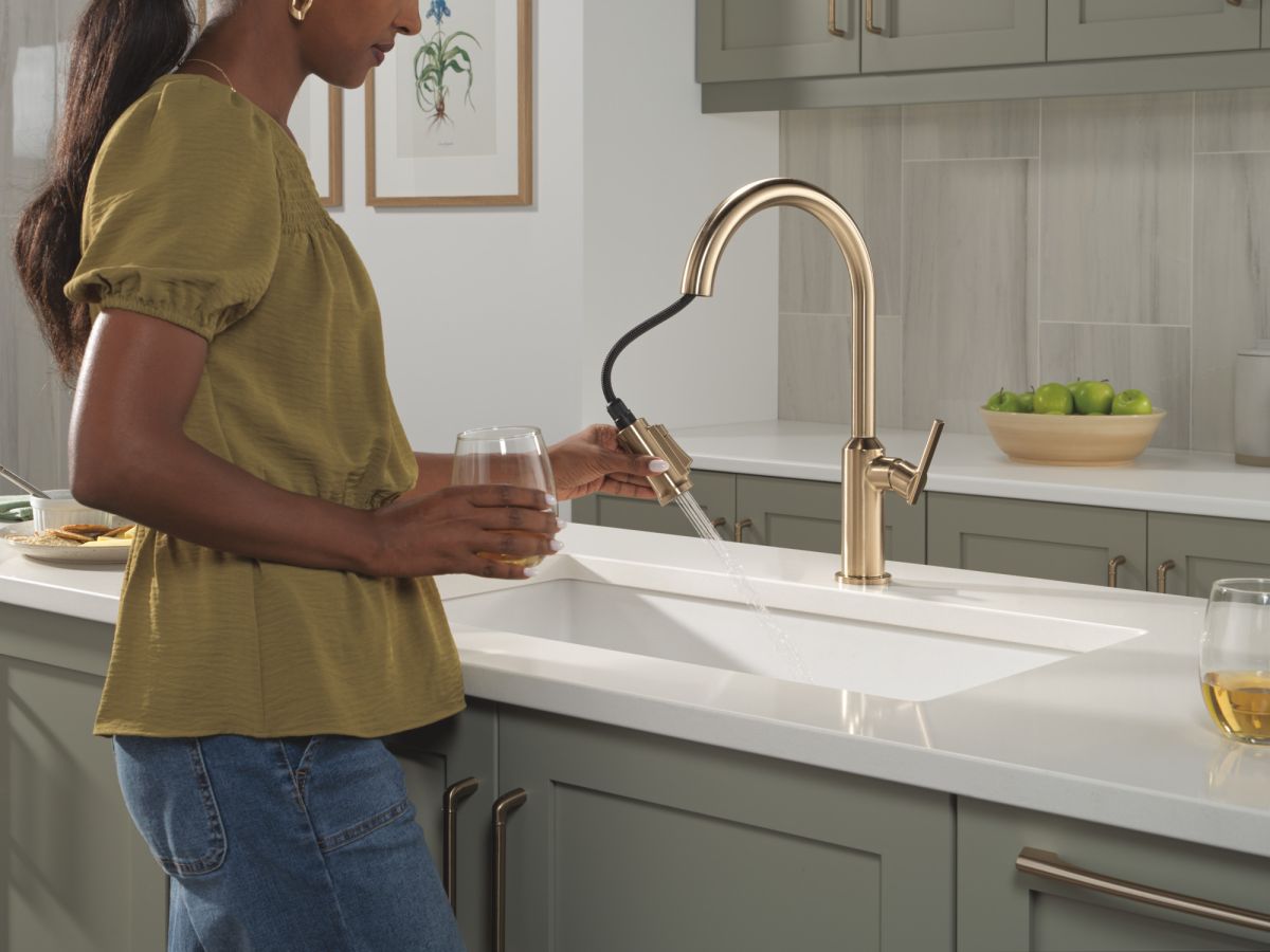 DELTA Cordova Single Handle Pull-Down Kitchen Faucet — Lumicoat® Champagne Bronze