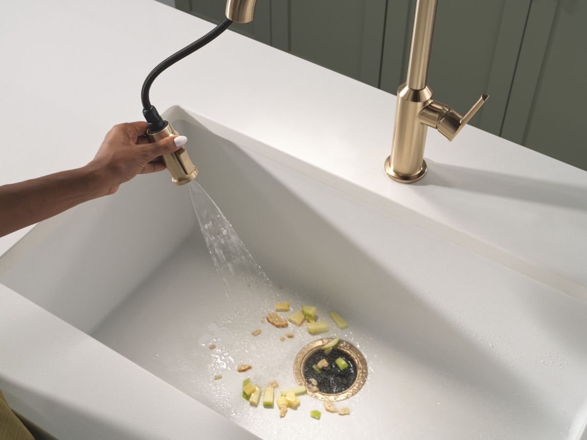 DELTA Cordova Single Handle Pull-Down Kitchen Faucet — Lumicoat® Champagne Bronze