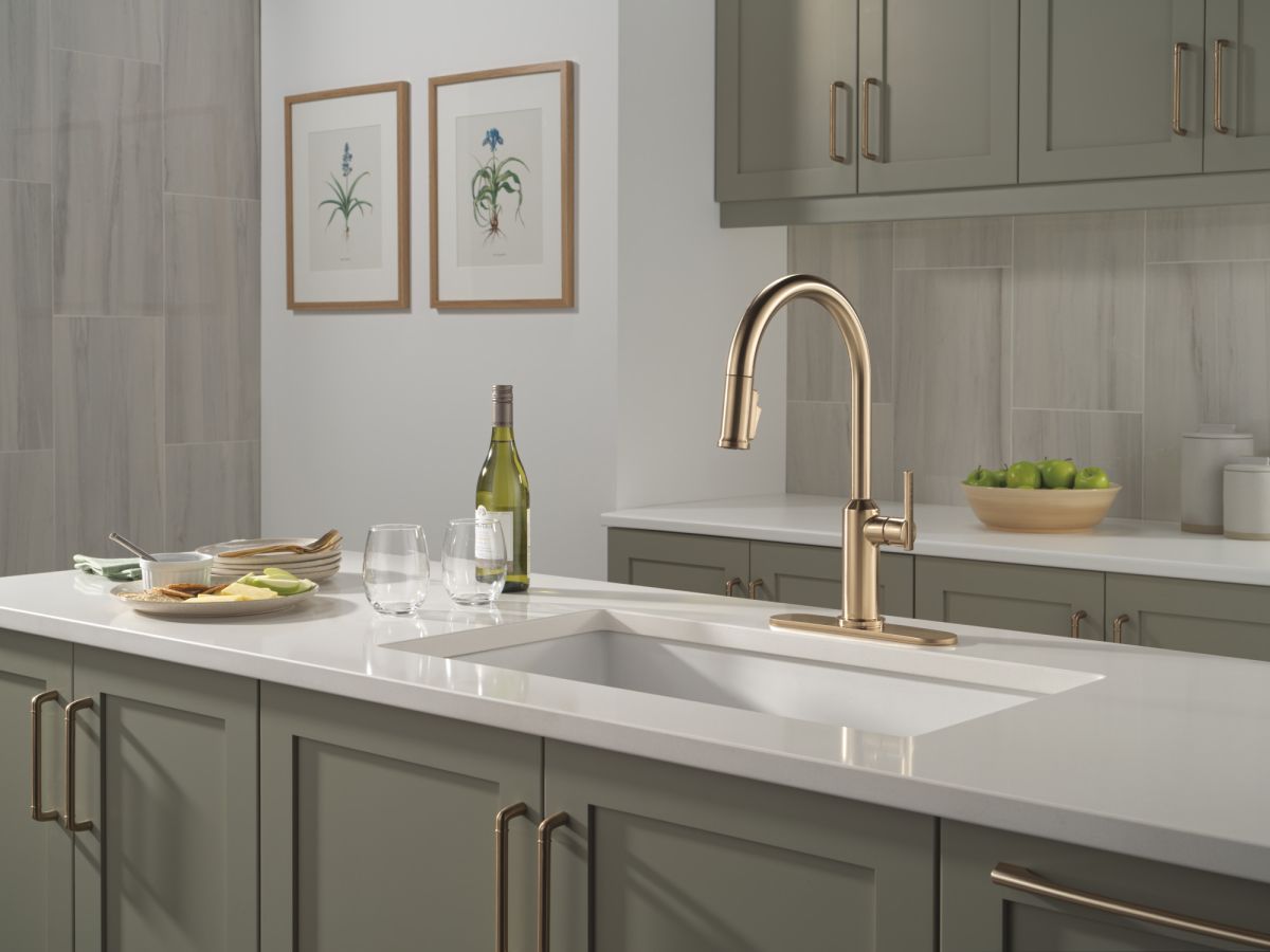 DELTA Cordova Single Handle Pull-Down Kitchen Faucet — Lumicoat® Champagne Bronze