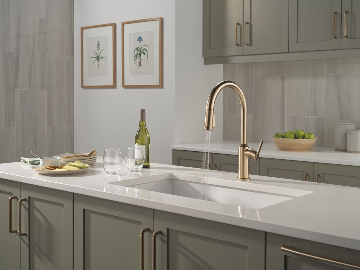 DELTA Cordova Single Handle Pull-Down Kitchen Faucet — Lumicoat® Champagne Bronze