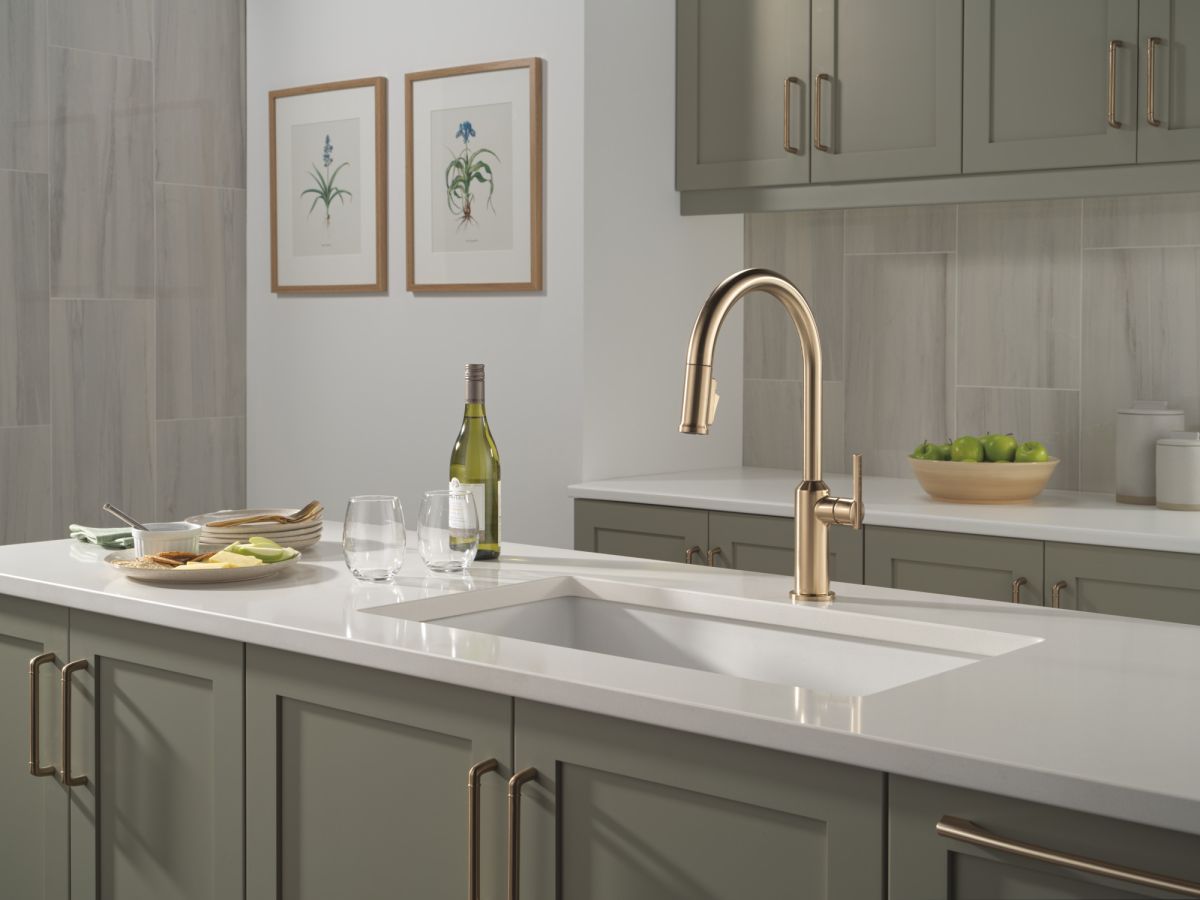 DELTA Cordova Single Handle Pull-Down Kitchen Faucet — Lumicoat® Champagne Bronze
