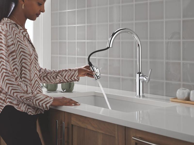 DELTA Cordova Single Handle Pull-Down Kitchen Faucet — Lumicoat® Chrome