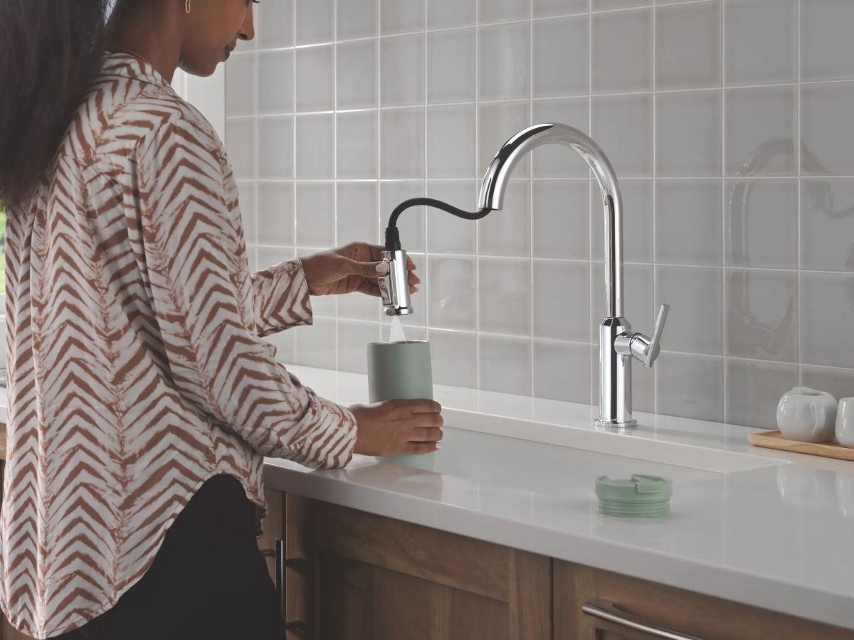 DELTA Cordova Single Handle Pull-Down Kitchen Faucet — Lumicoat® Chrome
