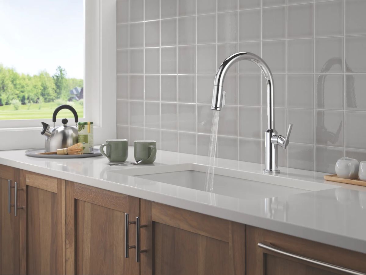 DELTA Cordova Single Handle Pull-Down Kitchen Faucet — Lumicoat® Chrome