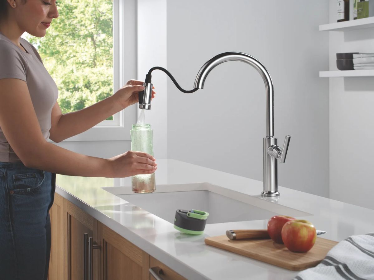 DELTA Altado Single Handle Pull-Down Kitchen Faucet — Arctic Stainless