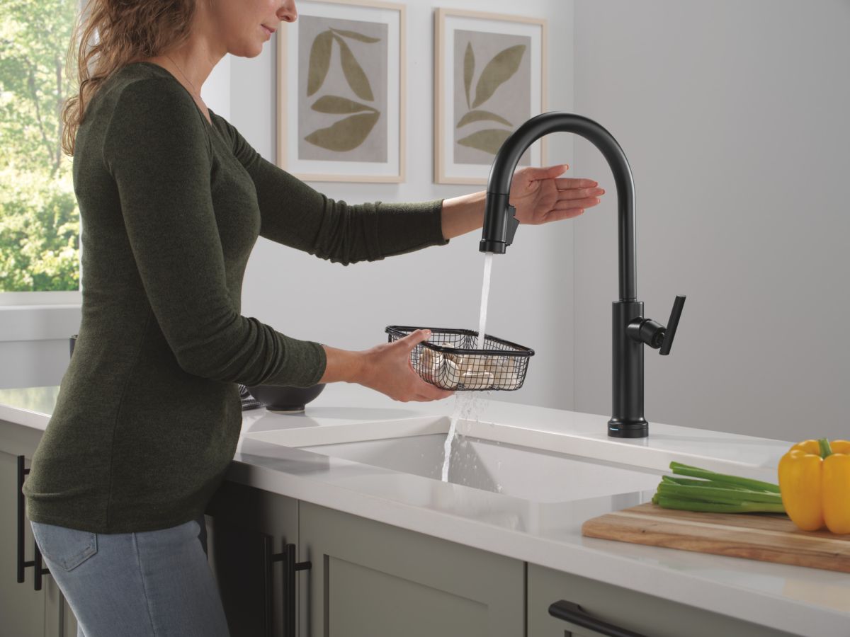 DELTA Altado Touch2O Technology Kitchen Faucet with Touchless Technology — Matte Black