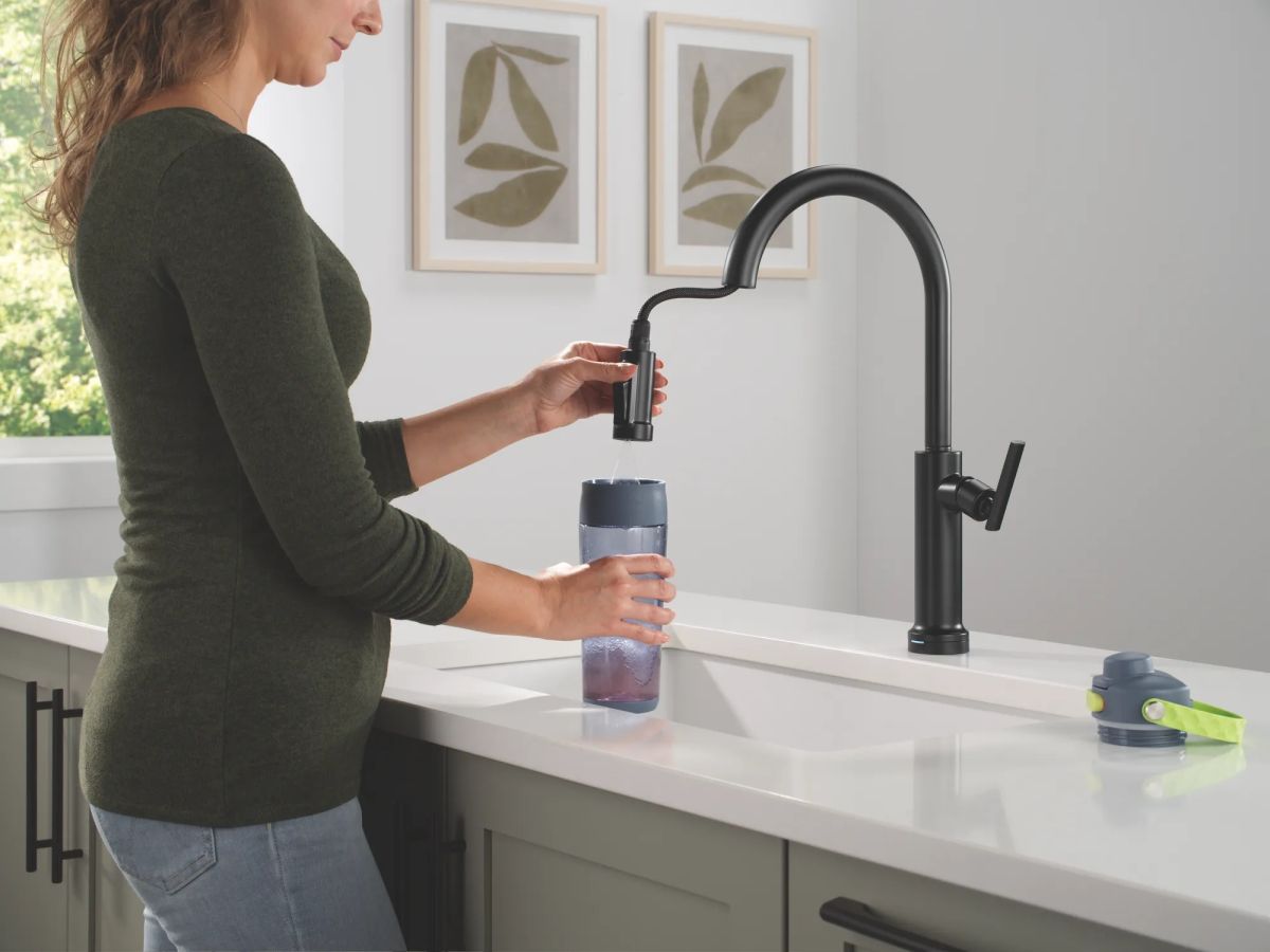 DELTA Altado Touch2O Technology Kitchen Faucet with Touchless Technology — Matte Black