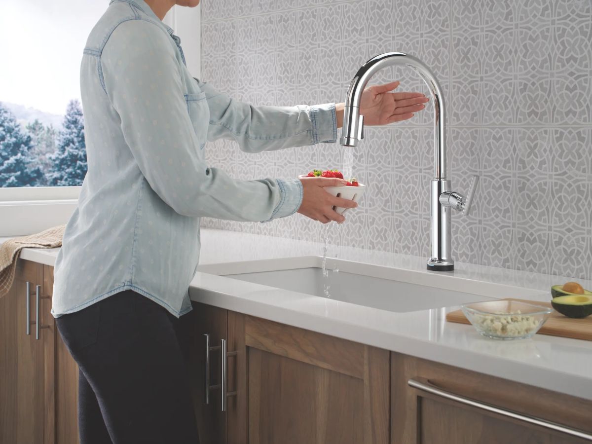 DELTA Altado Touch2O Technology Kitchen Faucet with Touchless Technology — Chrome