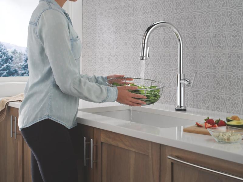 DELTA Altado Touch2O Technology Kitchen Faucet with Touchless Technology — Chrome