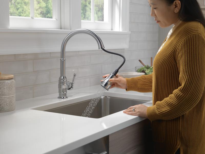 DELTA Broderick Single Handle Pull-Down Kitchen Faucet — Arctic Stainless