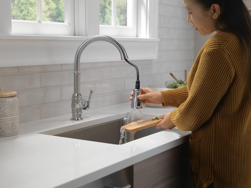 DELTA Broderick Single Handle Pull-Down Kitchen Faucet — Arctic Stainless