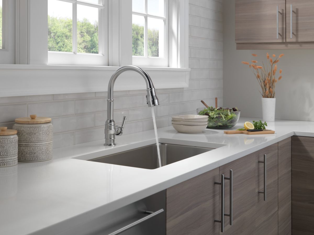 DELTA Broderick Single Handle Pull-Down Kitchen Faucet — Arctic Stainless
