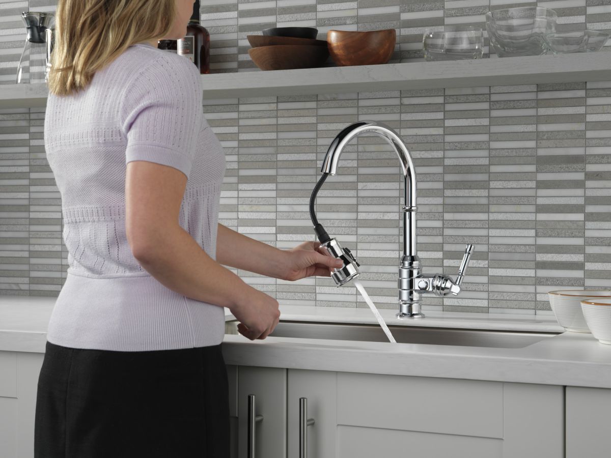 DELTA Broderick Single Handle Pull-Down Kitchen Faucet — Chrome