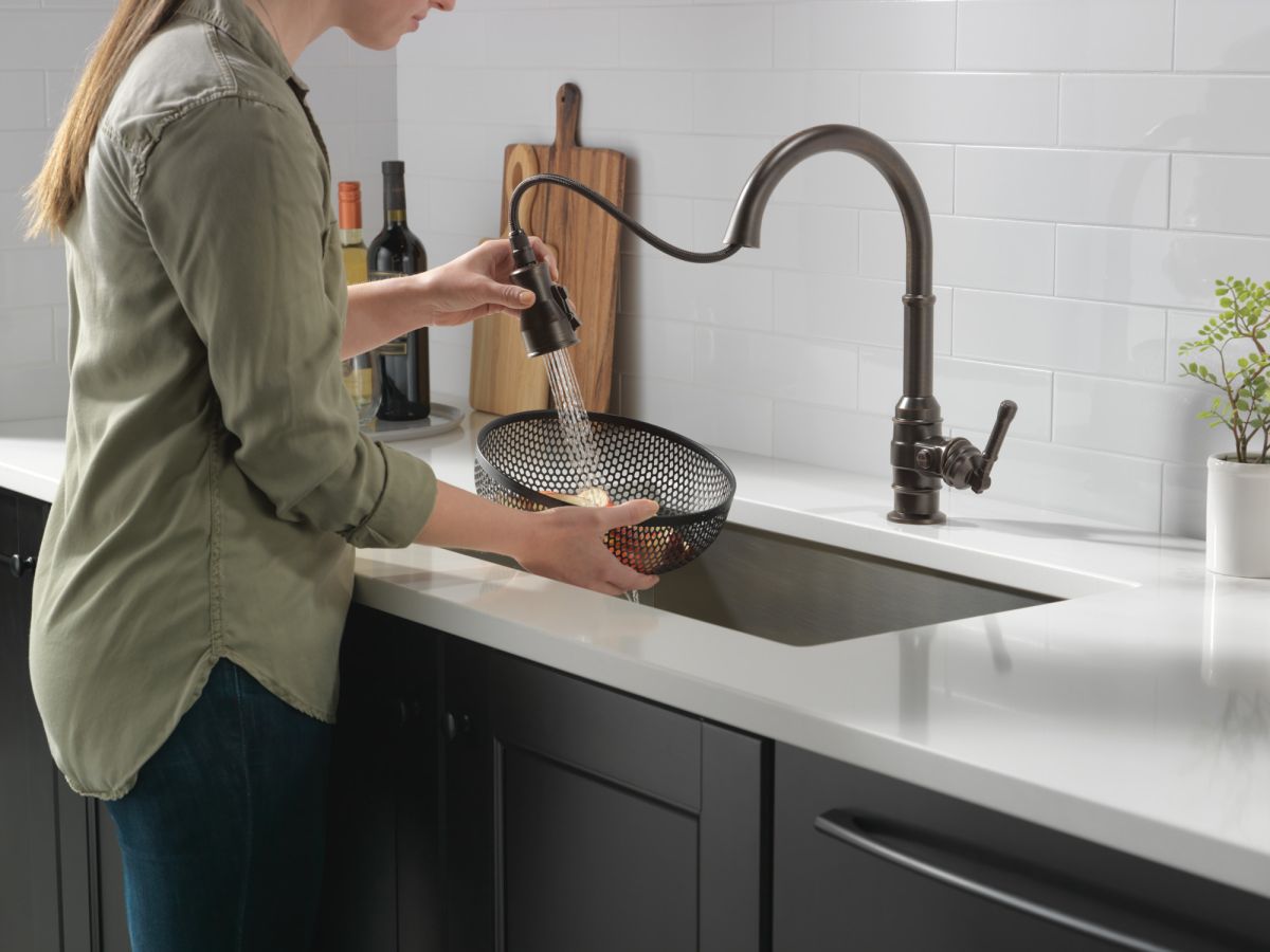 DELTA Broderick Single Handle Pull-Down Kitchen Faucet — Venetian Bronze