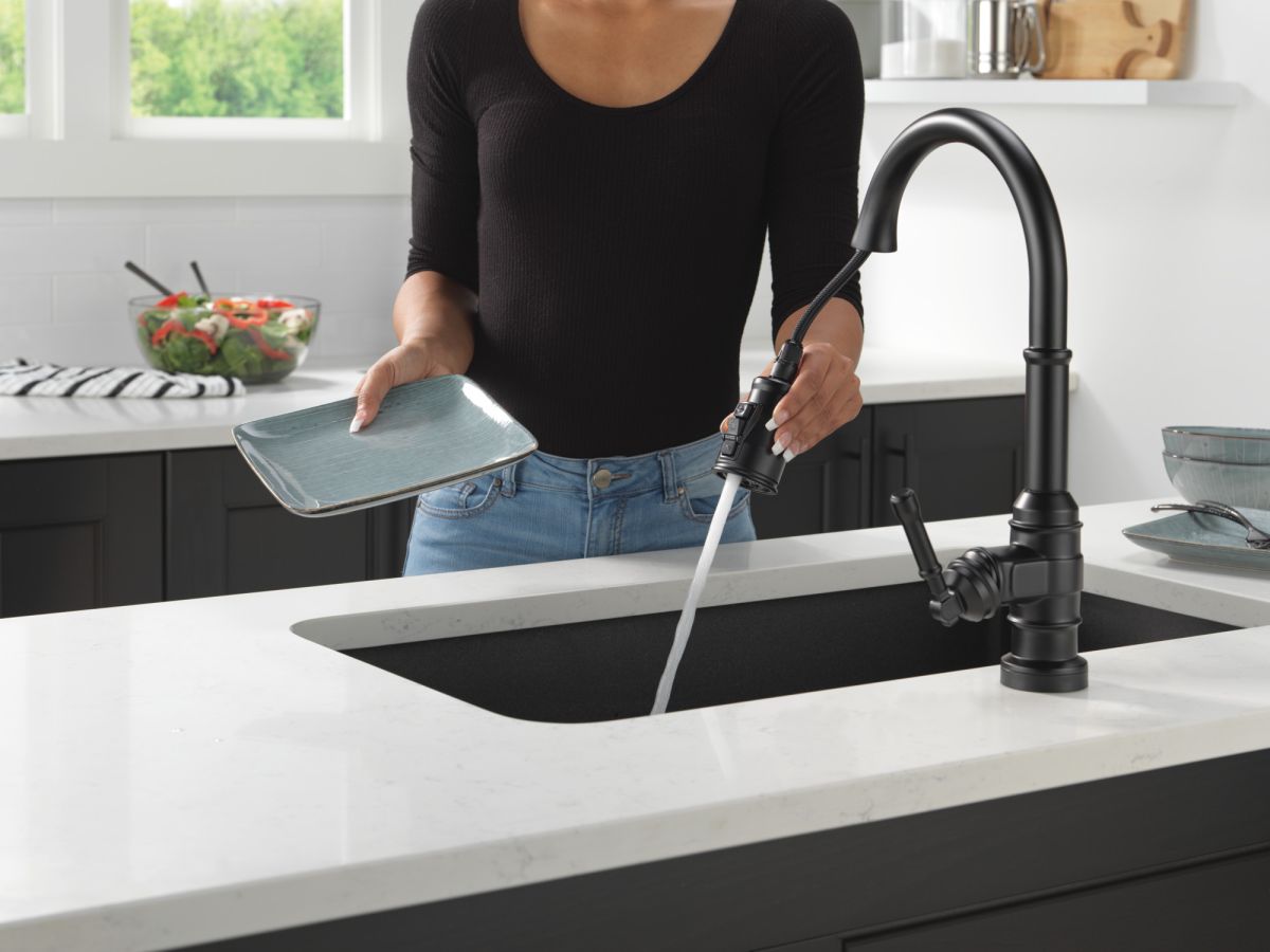 DELTA Broderick Single Handle Pull-Down Kitchen Faucet With Touch2O  Technology — Matte Black