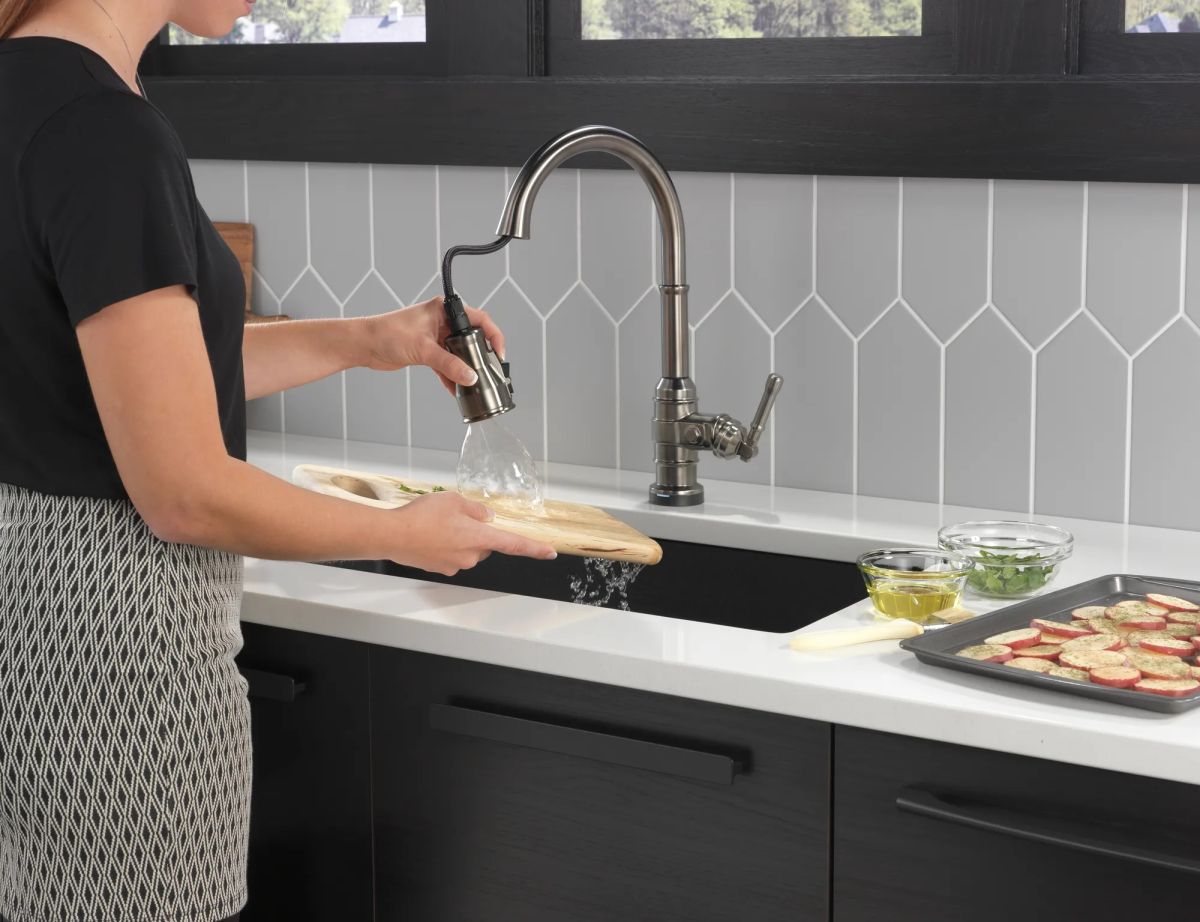DELTA Broderick Single Handle Pull-Down Kitchen Faucet With Touch2O  Technology — Black Stainless