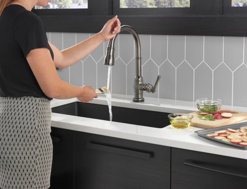 DELTA Broderick Single Handle Pull-Down Kitchen Faucet With Touch2O  Technology — Black Stainless