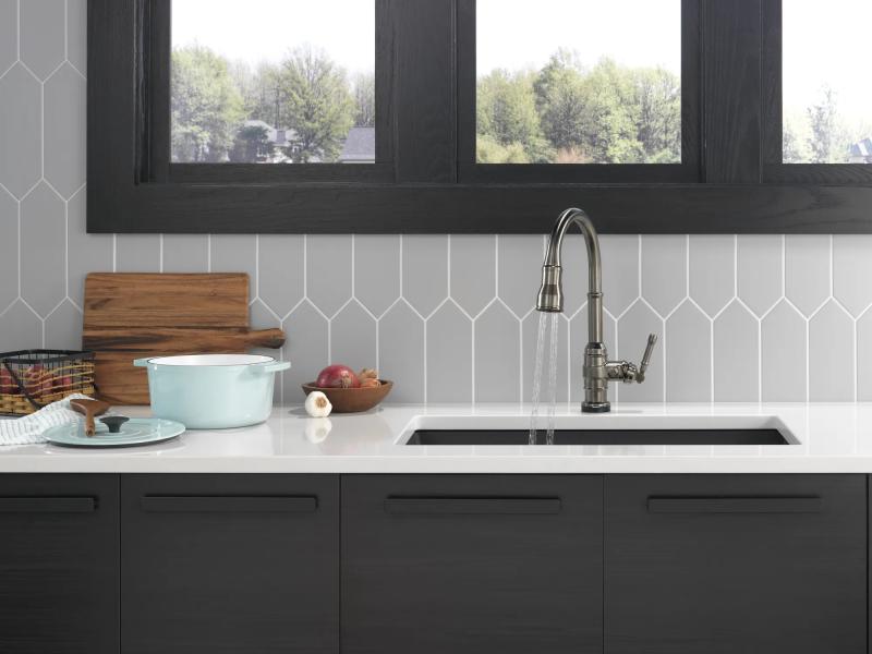 DELTA Broderick Single Handle Pull-Down Kitchen Faucet With Touch2O  Technology — Black Stainless