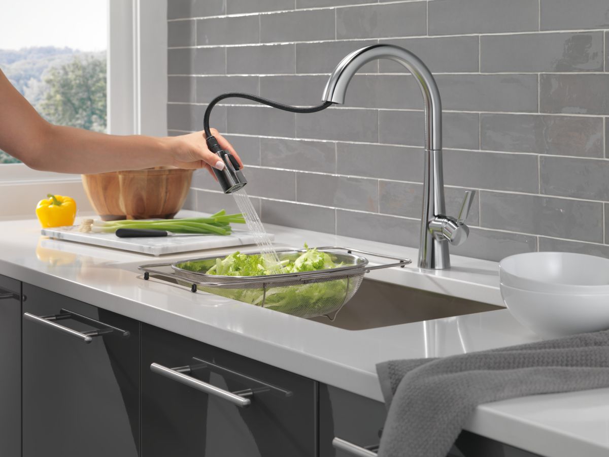 DELTA Monrovia Single Handle Pull-Down Kitchen Faucet — Lumicoat® Arctic Stainless