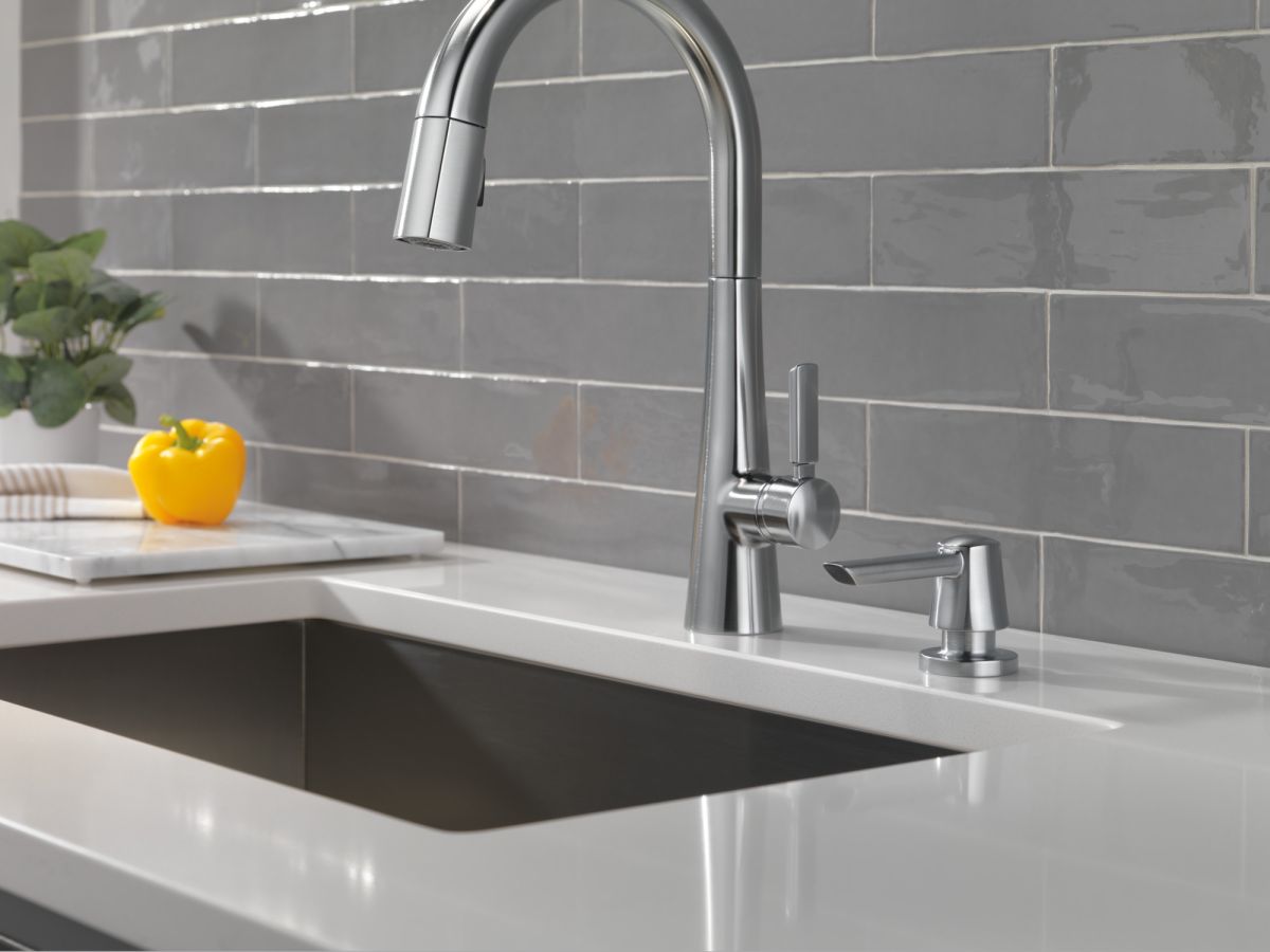 DELTA Monrovia Single Handle Pull-Down Kitchen Faucet — Lumicoat® Arctic Stainless
