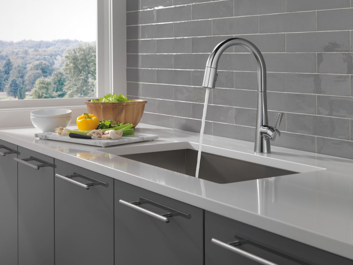 DELTA Monrovia Single Handle Pull-Down Kitchen Faucet — Lumicoat® Arctic Stainless