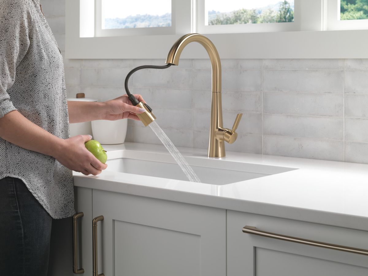 DELTA Monrovia Single Handle Pull-Down Kitchen Faucet — Lumicoat® Champagne Bronze