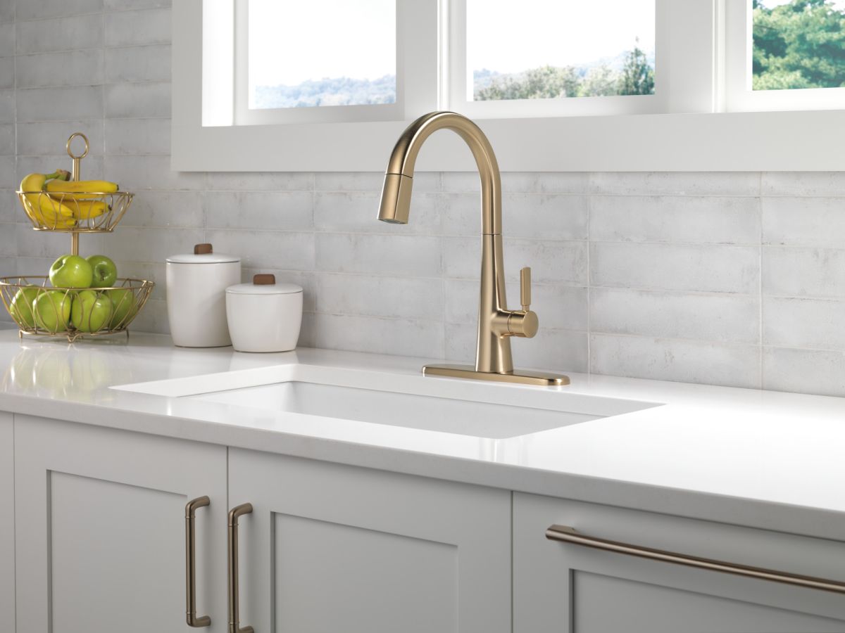 DELTA Monrovia Single Handle Pull-Down Kitchen Faucet — Lumicoat® Champagne Bronze