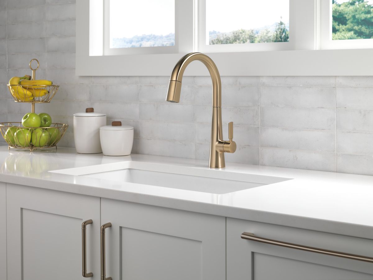 DELTA Monrovia Single Handle Pull-Down Kitchen Faucet — Lumicoat® Champagne Bronze
