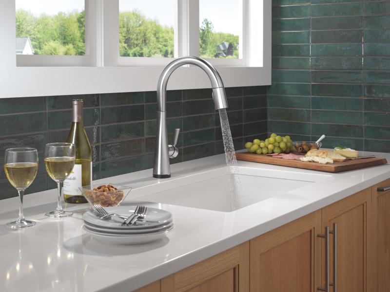 DELTA Monrovia Touch2O Technology Kitchen Faucet with Touchless Technology — Lumicoat® Arctic Stainless
