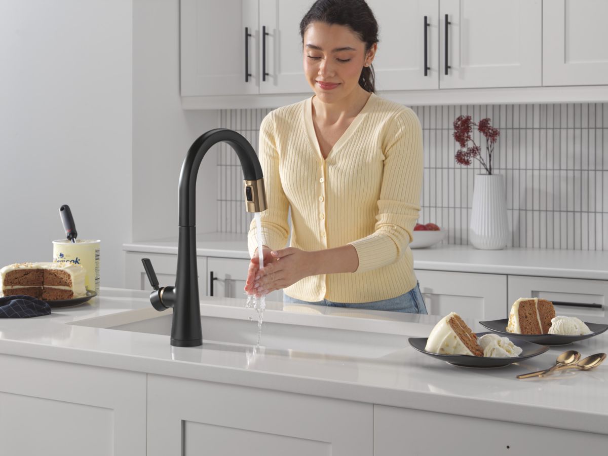 DELTA Monrovia Touch2O Technology Kitchen Faucet with Touchless Technology — Matte Black / Champagne Bronze