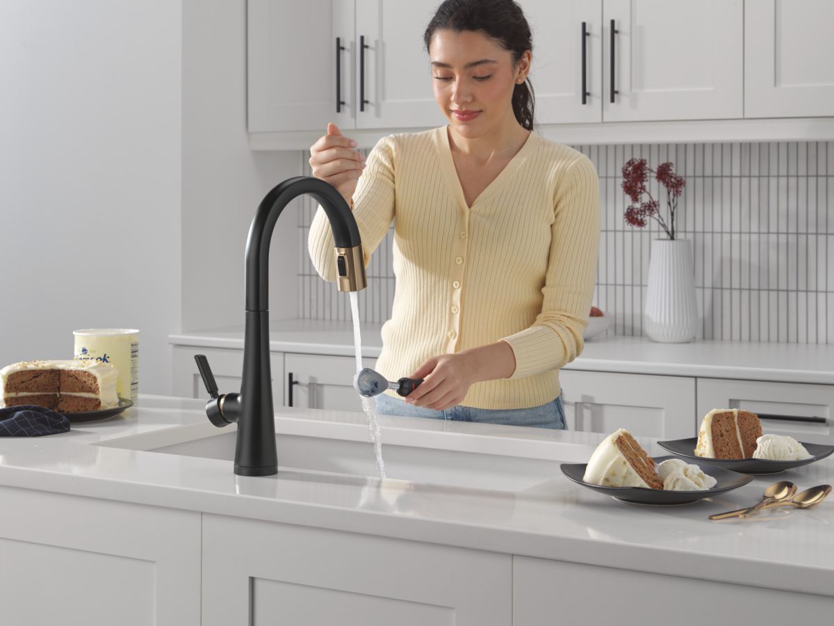 DELTA Monrovia Touch2O Technology Kitchen Faucet with Touchless Technology — Matte Black / Champagne Bronze
